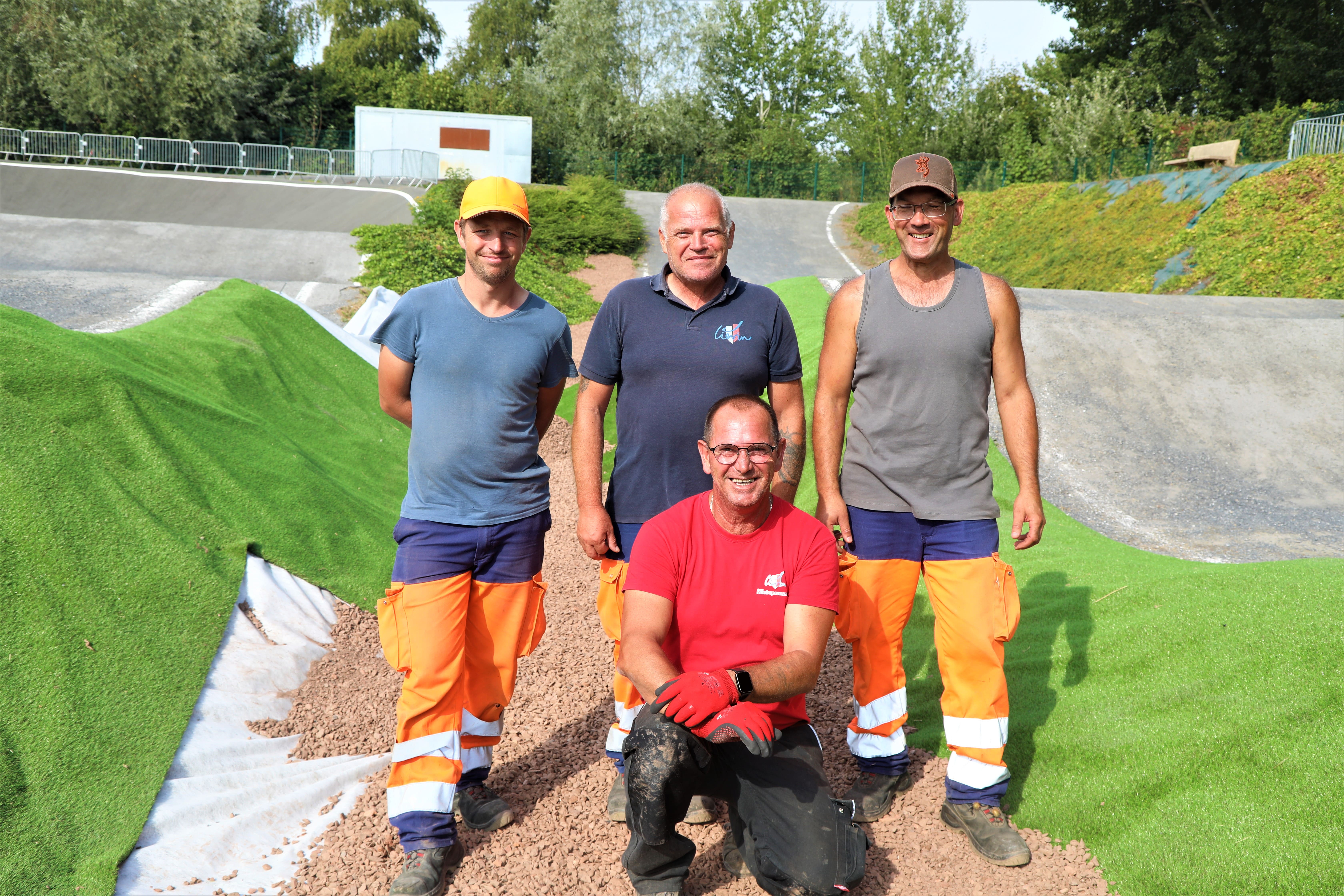 01.09.22 Travaux de pose de gazon synthétique sur la piste BMX